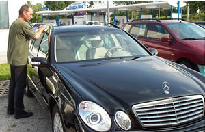 Lackkonserviert. So intensiv können schwarze Lacke glänzen.