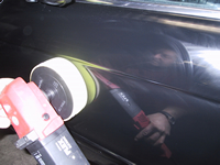 Unschöne Kratzer im Lack werden mit der professionellen Fahrzeugaufbereitung auspoliert. So glänzt der Lack hologrammfrei.
